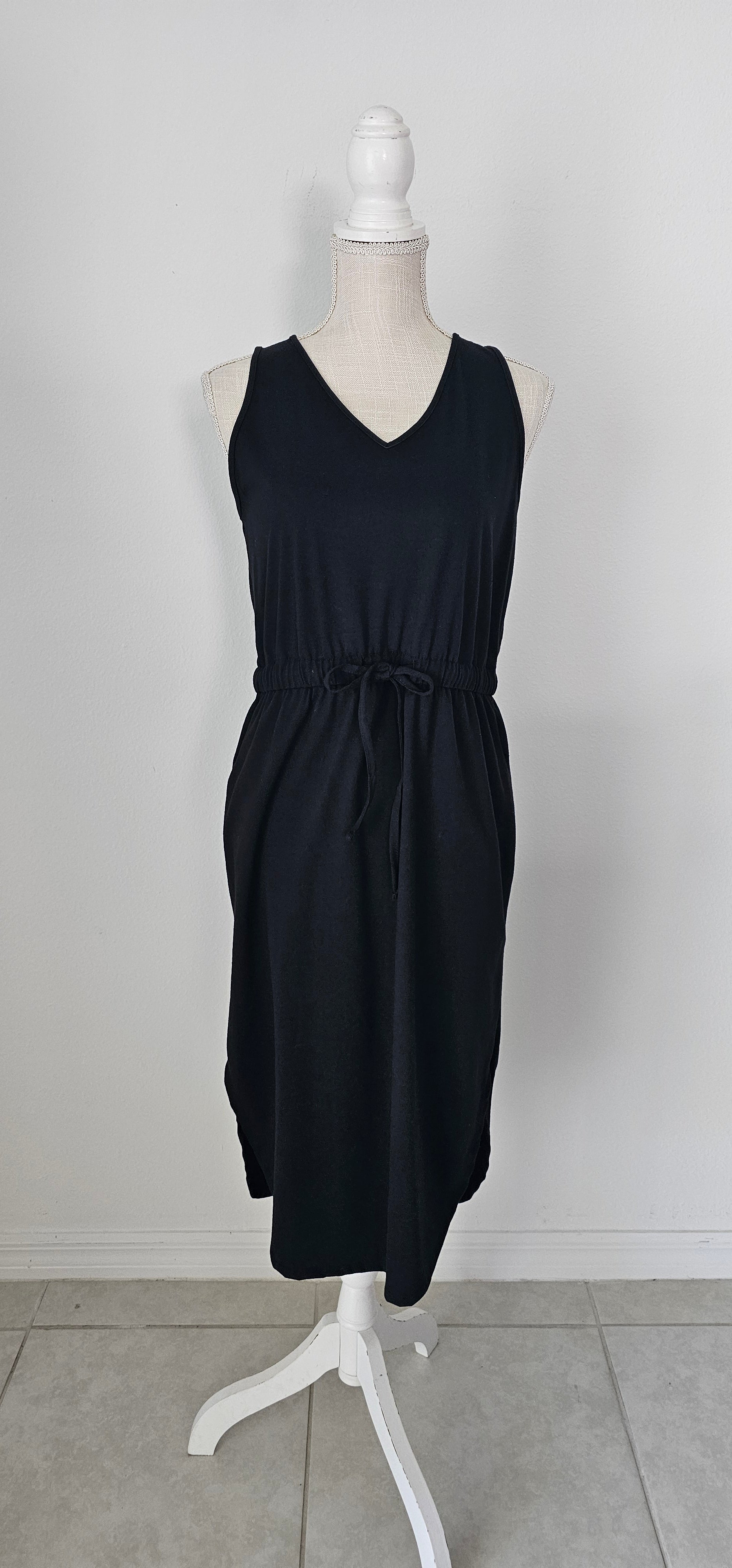 Poly cotton drawstring elastic waist curved hem dress with pockets. Size x-large.