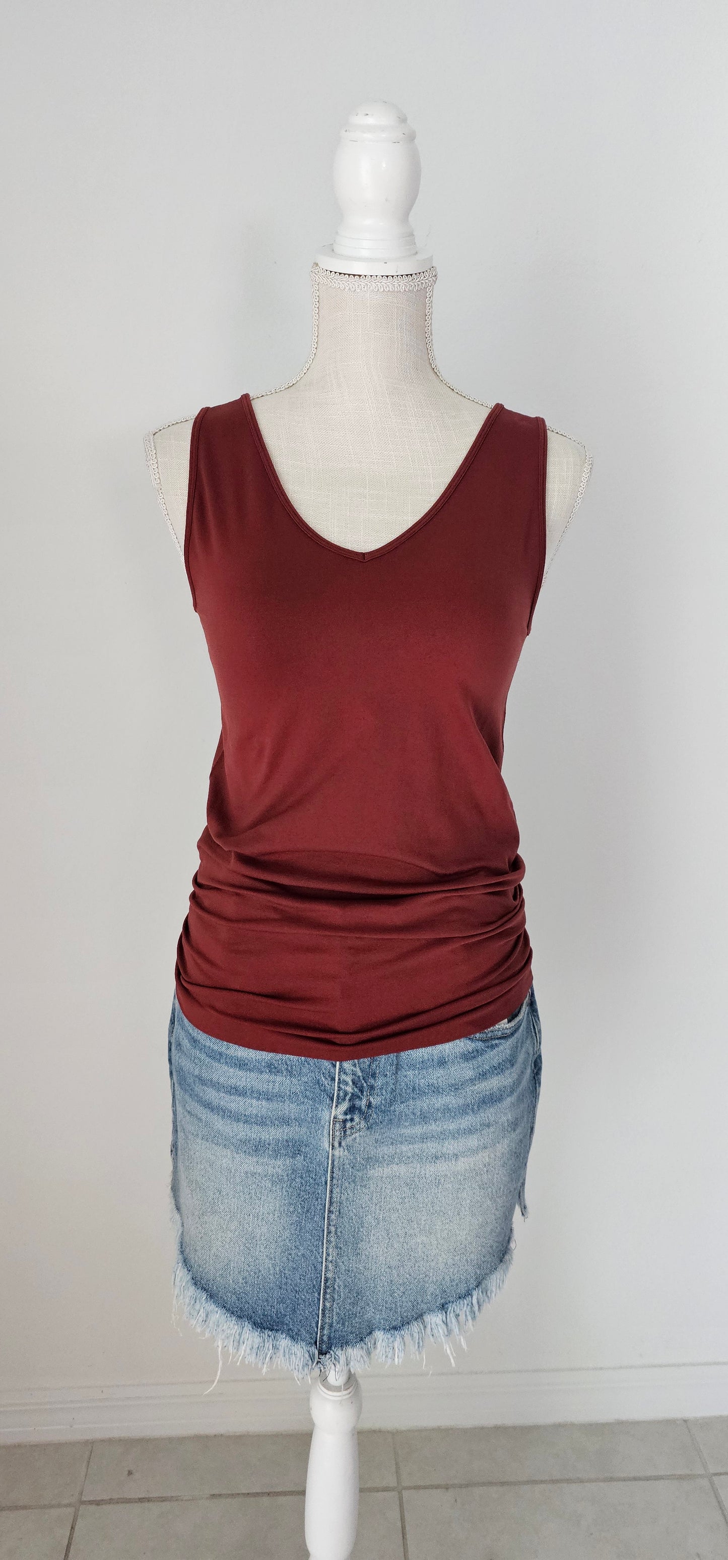 This dark rust layering v-neck sleeveless tank top is a seamless fit. This is a great basic staple piece! Size small/medium and large/x-large.