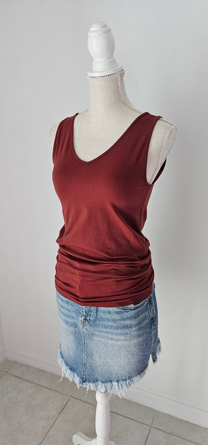 This dark rust layering v-neck sleeveless tank top is a seamless fit. This is a great basic staple piece! Size small/medium and large/x-large.