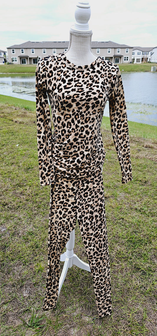 Whether you are working from home, taking a quick nap, or running errands, you will be comfy in this tan leopard print scoop neck lounge set. This long sleeve and legging set is buttery soft. It has perfect stretch and recovery, and is form fitting. Materials are breathable and lightweight. Sizes small through x-large.