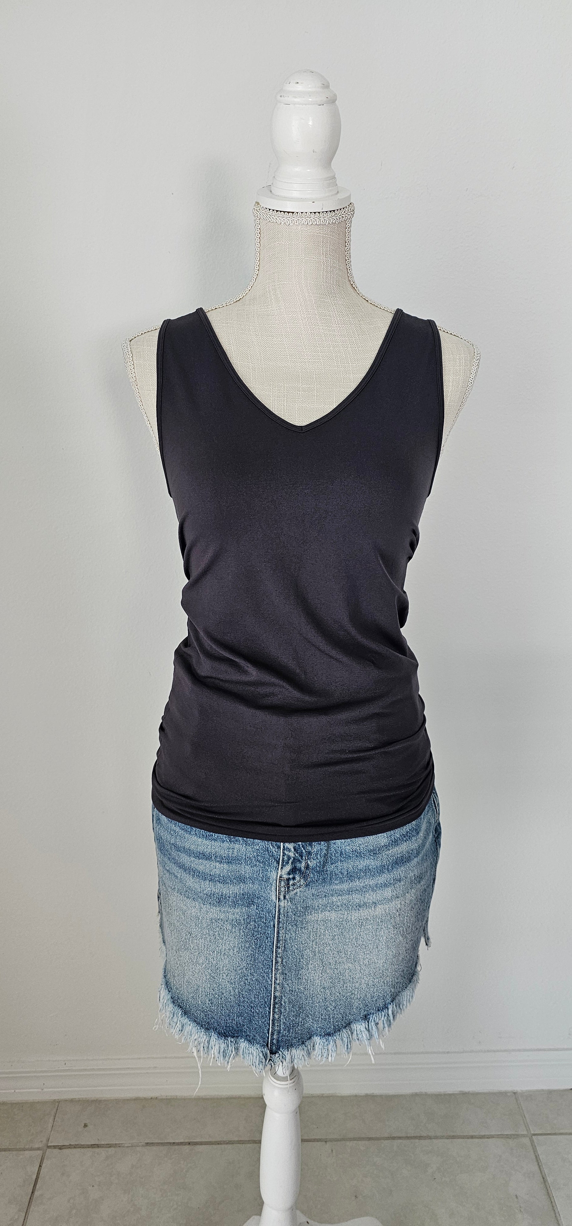 This Ash Gray layering v-neck sleeveless tank top is a seamless fit. This is a great basic staple piece! Sizes small/medium and large/x-large.