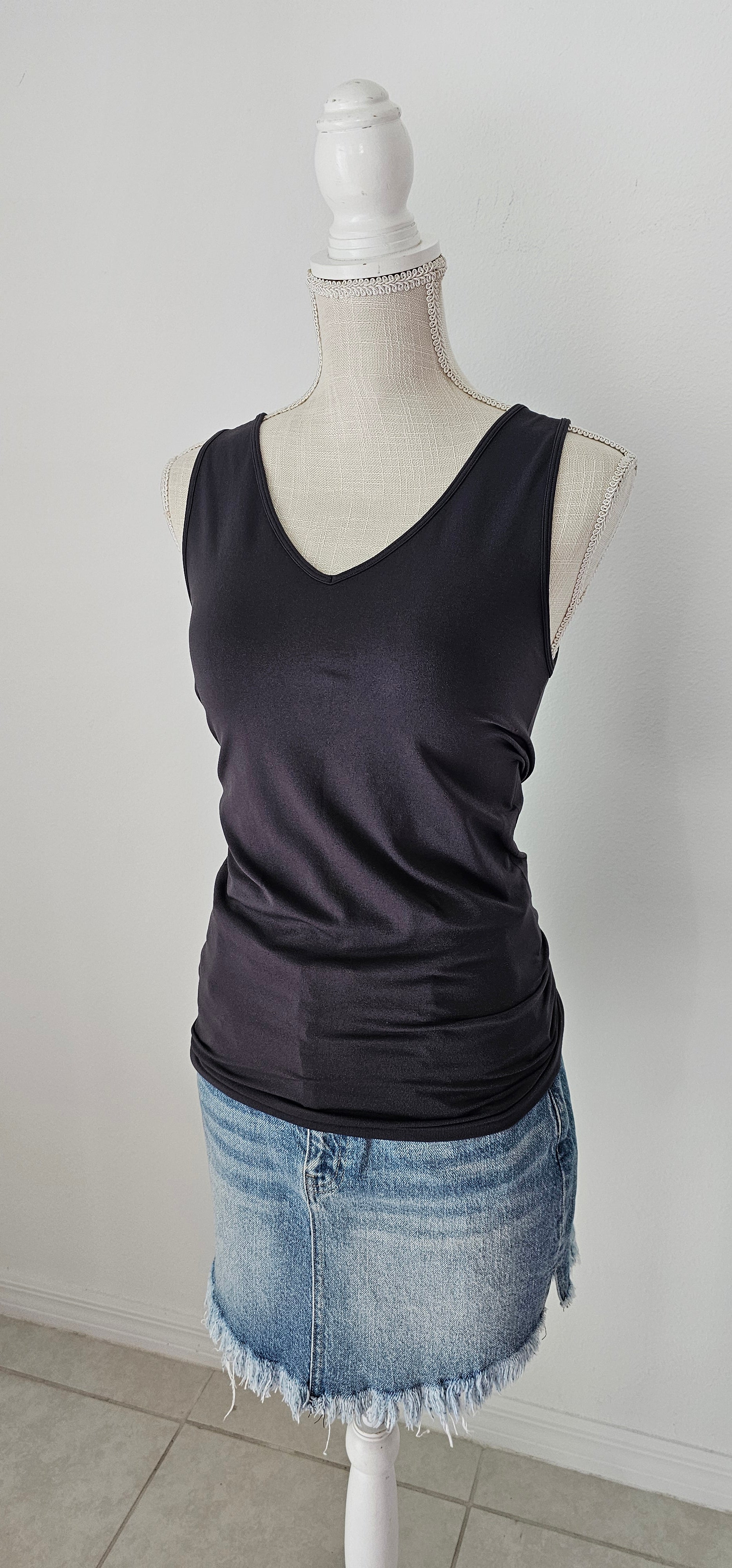 This Ash Gray layering v-neck sleeveless tank top is a seamless fit. This is a great basic staple piece! Sizes small/medium and large/x-large.