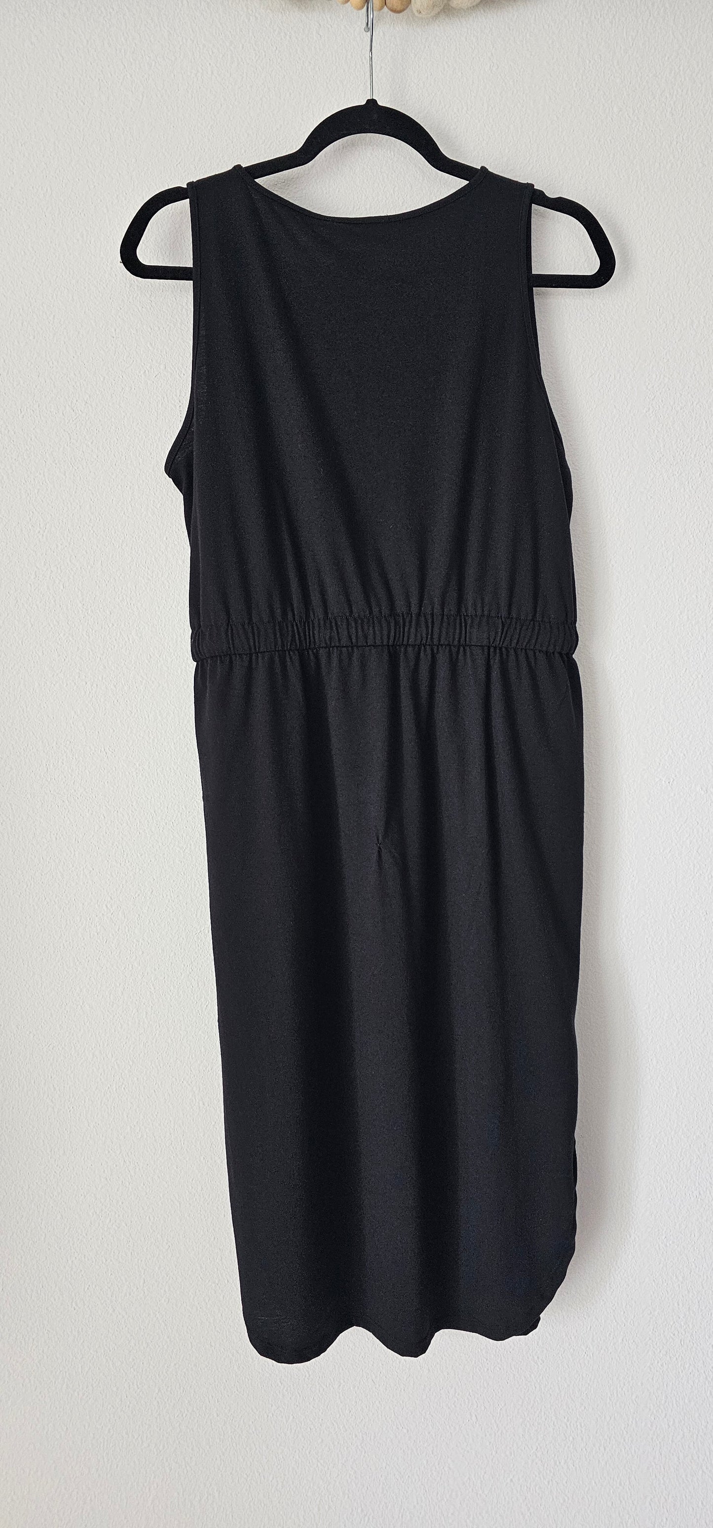 Poly cotton drawstring elastic waist curved hem dress with pockets. Size x-large.