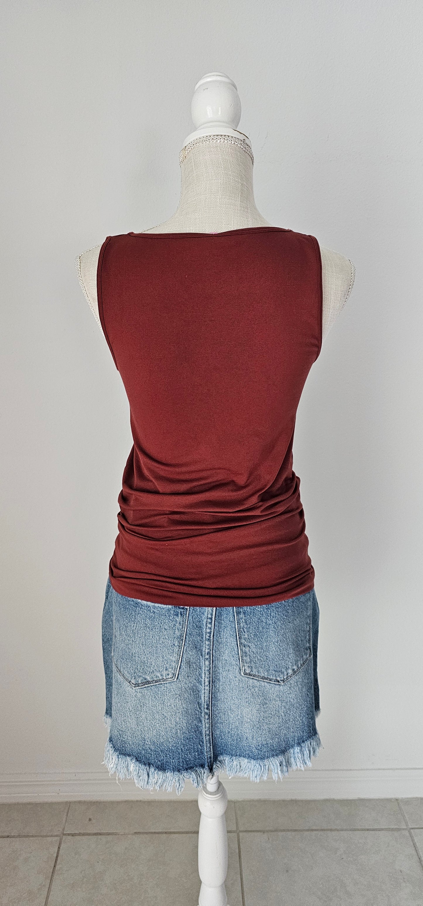 This dark rust layering v-neck sleeveless tank top is a seamless fit. This is a great basic staple piece! Size small/medium and large/x-large.