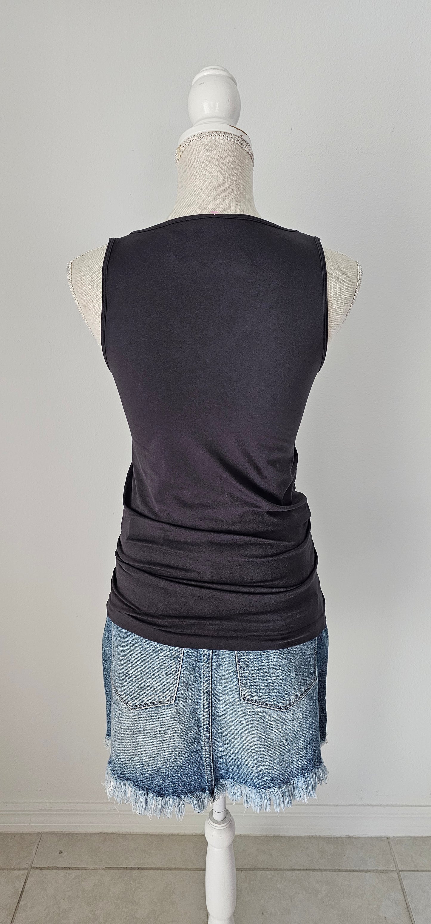 This Ash Gray layering v-neck sleeveless tank top is a seamless fit. This is a great basic staple piece! Sizes small/medium and large/x-large.