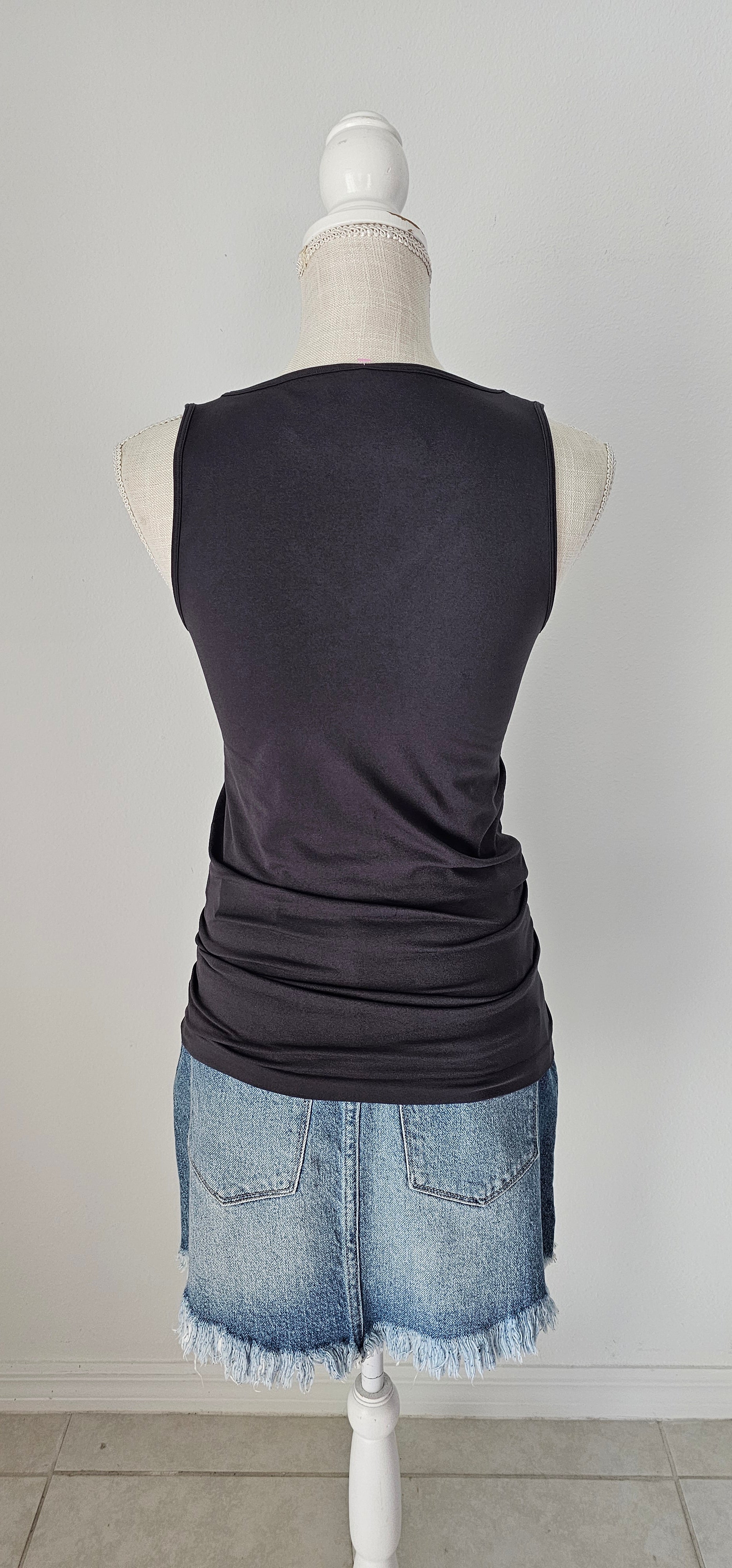 This Ash Gray layering v-neck sleeveless tank top is a seamless fit. This is a great basic staple piece! Sizes small/medium and large/x-large.