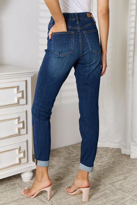 Skinny Cropped Jeans are a trendy and stylish choice for any season. With their skinny silhouette and cropped length, they offer a flattering and modern look. Perfect for pairing with heels or sneakers, these jeans can be dressed up or down for a versatile and effortless outfit.