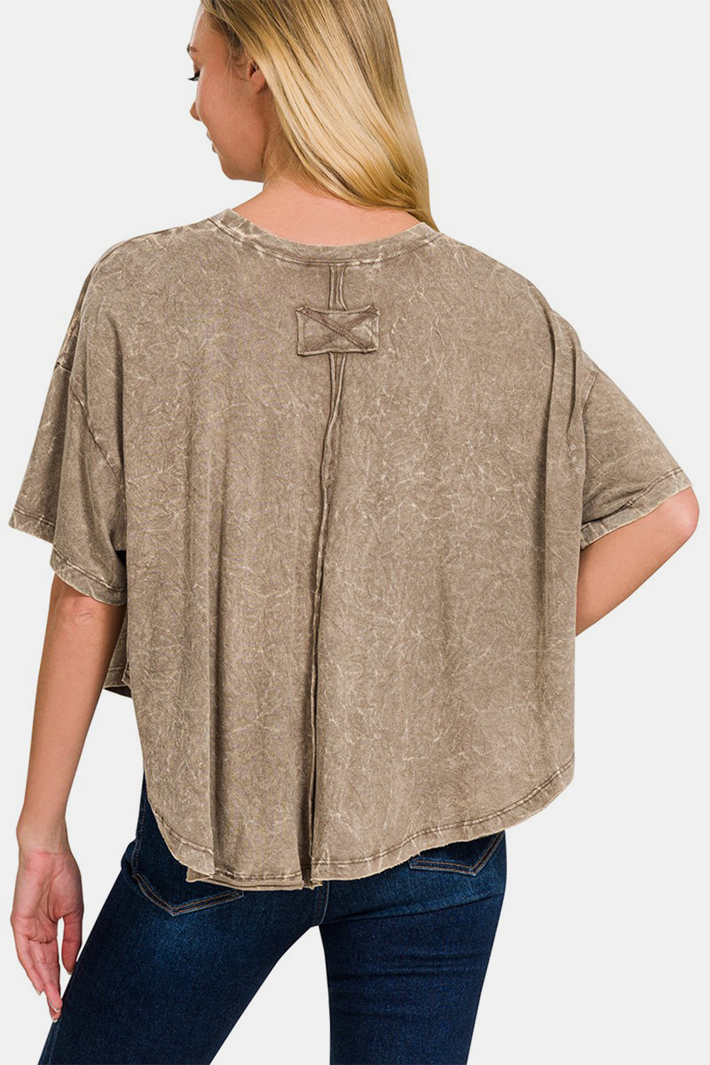 Add a trendy touch to your casual looks with this round neck drop shoulder cropped t-shirt, a versatile piece for your wardrobe. The drop shoulder design creates a relaxed and effortless silhouette, perfect for a laid-back style. With a cropped length, this t-shirt offers a modern and chic twist that pairs well with high-waisted bottoms.  s/m - l/xl