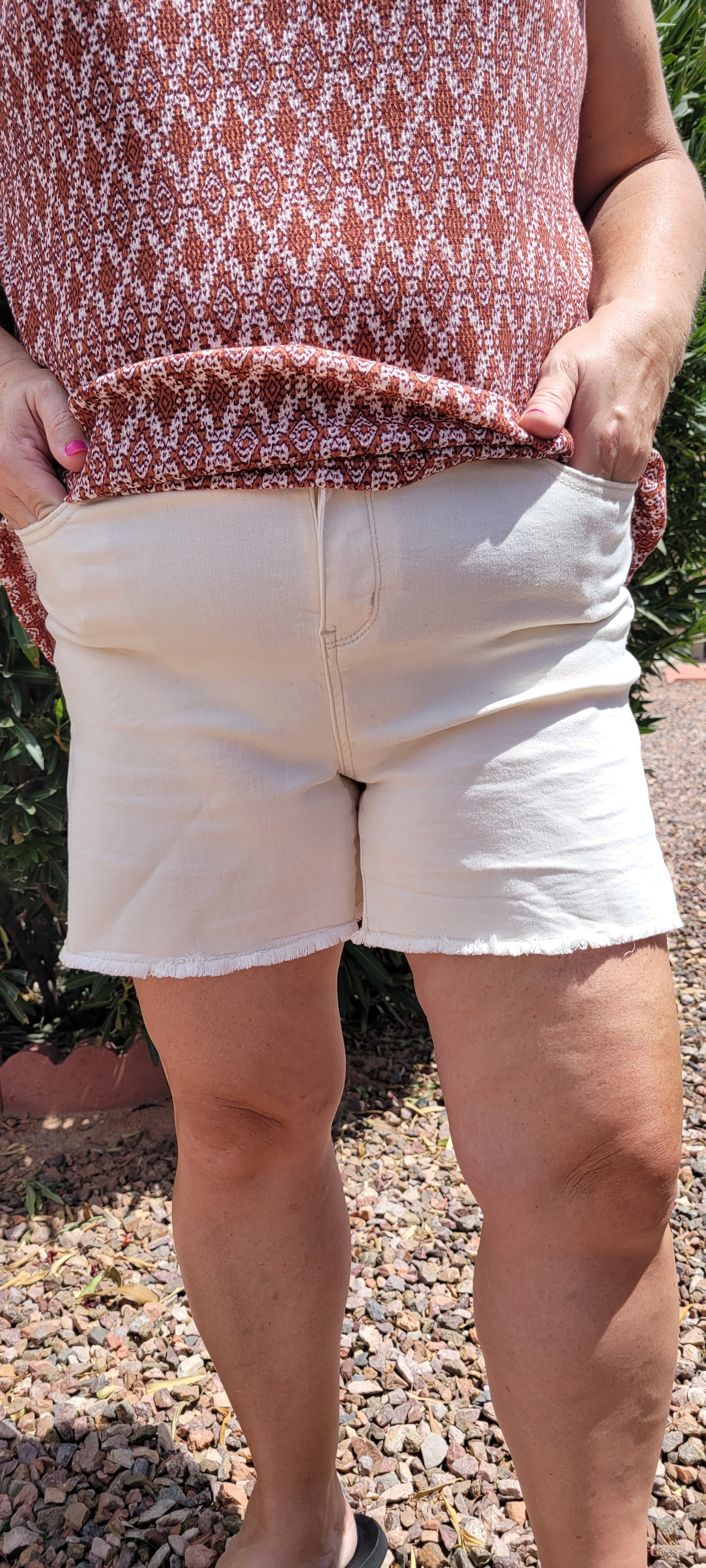 These are cream colored, high waist, non-distressed shorts featuring a frayed hemline, functional pockets in the front and back. These shorts are stretchy for comfort.  A great staple piece for your wardrobe. Size large.