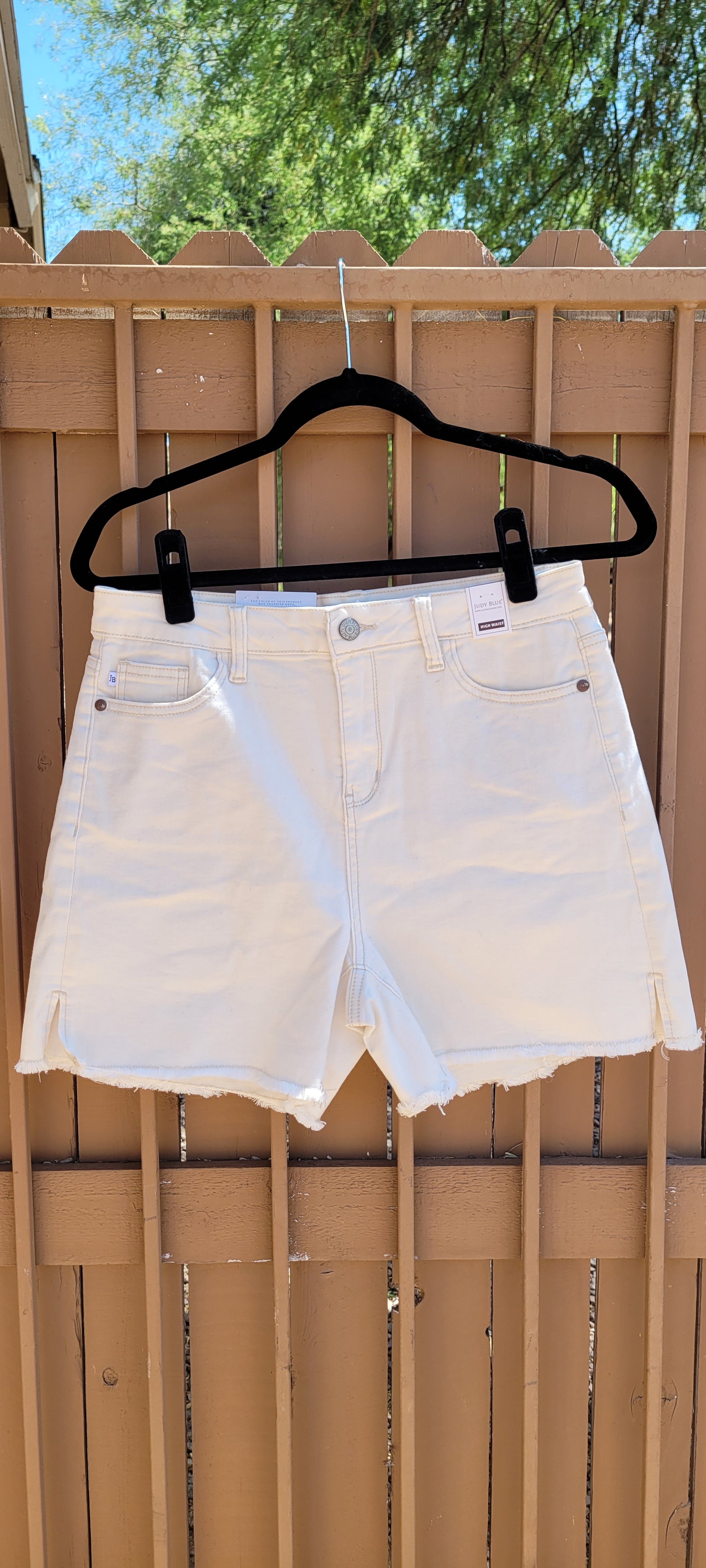 These are cream colored, high waist, non-distressed shorts featuring a frayed hemline, functional pockets in the front and back. These shorts are stretchy for comfort.  A great staple piece for your wardrobe. Size large.