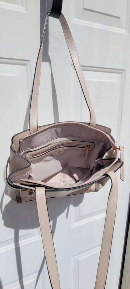 <ul> <li><span data-mce-fragment="1">Take your style to the next level with the "Dreaming Of Paris"&nbsp; Purse. This chic bag features sleek bone color, zipper pockets to keep your belongings secure, and shoulder straps.</span></li> <li><span data-mce-fragment="1">Plus, the snake print embossing adds a fashionable edge! Paris dreams do come true!</span></li> <li>Genuine leather</li> </ul>
