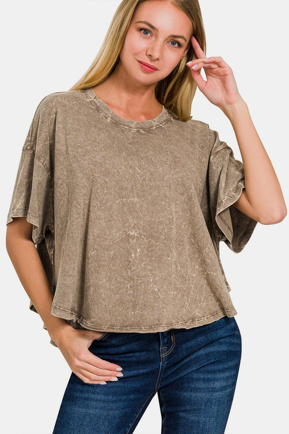 Add a trendy touch to your casual looks with this round neck drop shoulder cropped t-shirt, a versatile piece for your wardrobe. The drop shoulder design creates a relaxed and effortless silhouette, perfect for a laid-back style. With a cropped length, this t-shirt offers a modern and chic twist that pairs well with high-waisted bottoms.s/m - l/xl