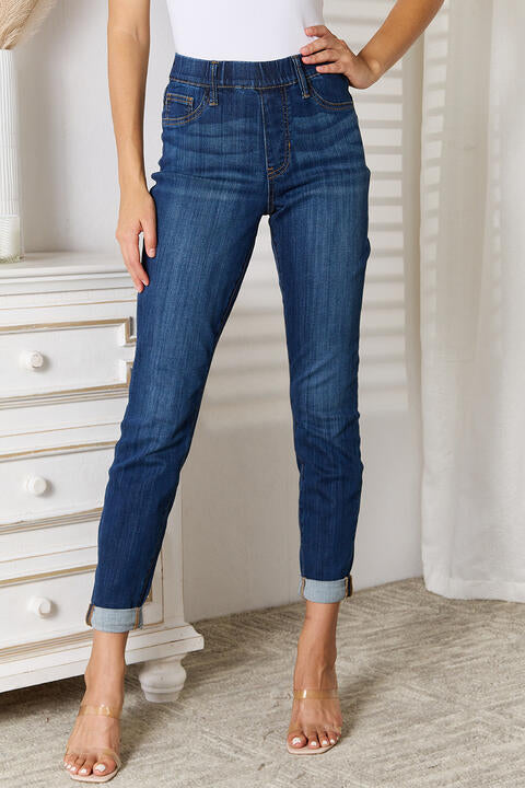 Skinny Cropped Jeans are a trendy and stylish choice for any season. With their skinny silhouette and cropped length, they offer a flattering and modern look. Perfect for pairing with heels or sneakers, these jeans can be dressed up or down for a versatile and effortless outfit.