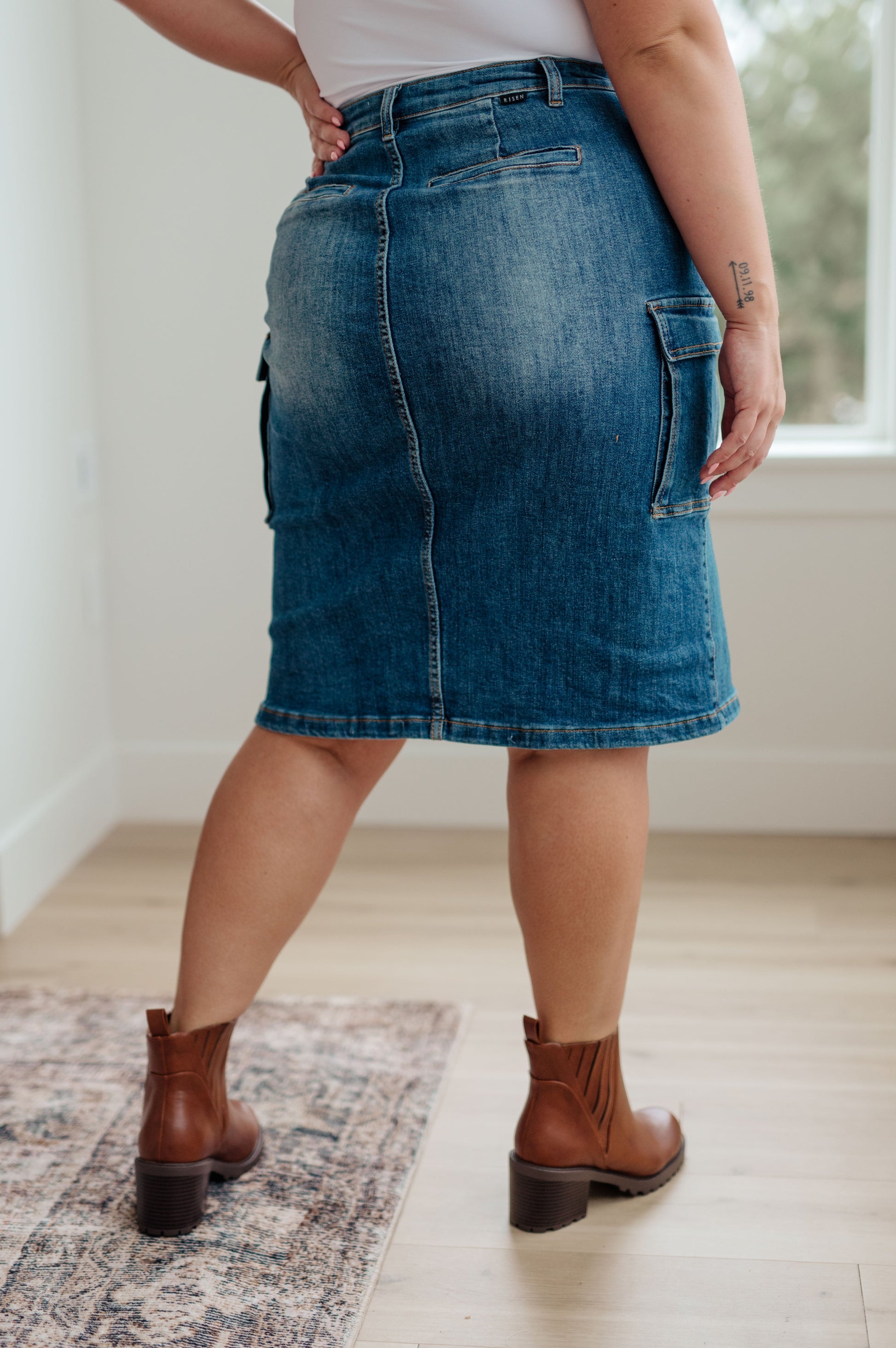 This stylish Always Be There Cargo Denim Skirt is the perfect piece for everyday wear. It's crafted with stretchy medium wash denim for a comfortable fit and extra movement, and features a front slit and cargo pockets for a more dynamic look. Look great and put your most fashionable foot forward! S - 3X