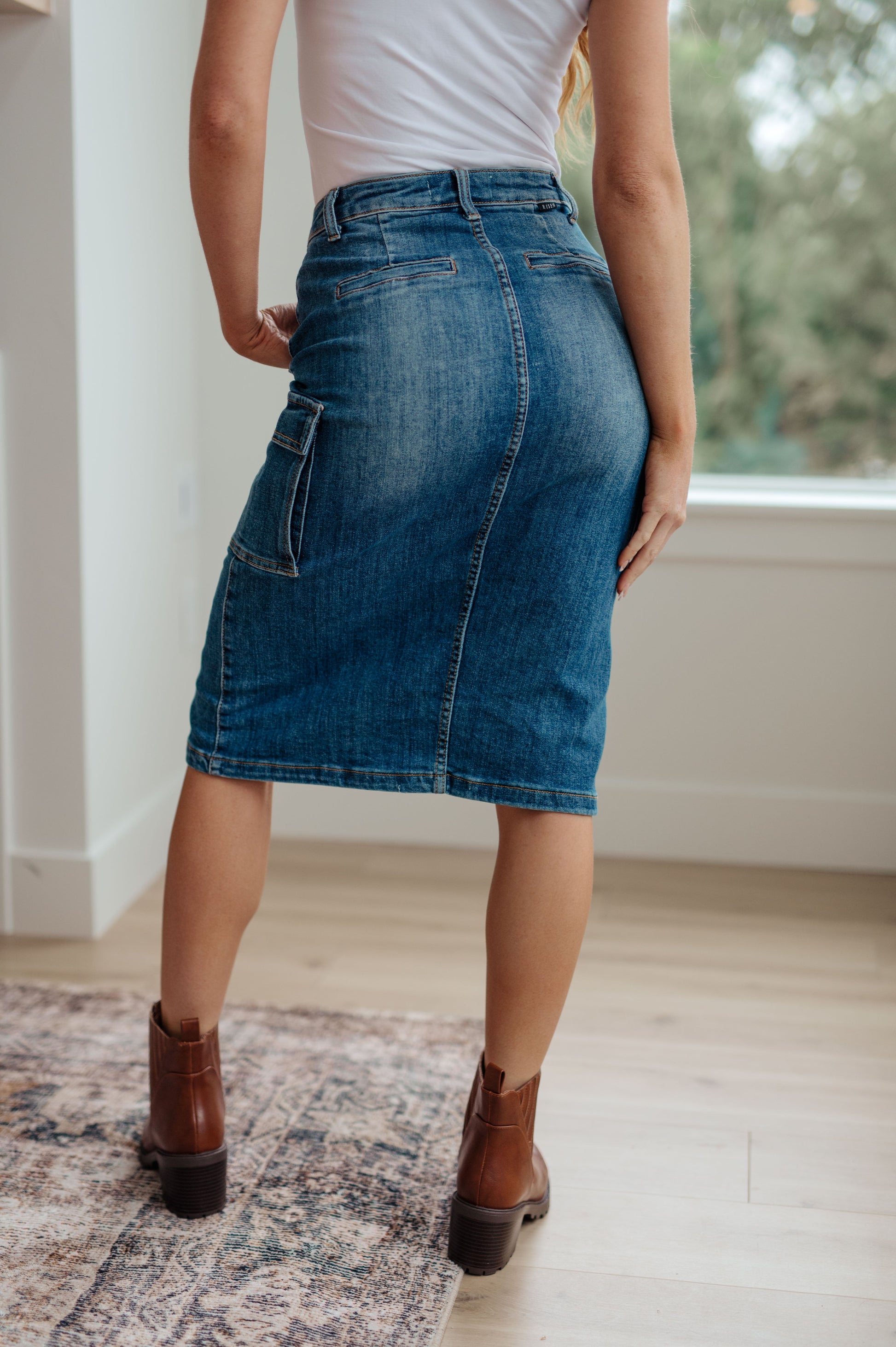 This stylish Always Be There Cargo Denim Skirt is the perfect piece for everyday wear. It's crafted with stretchy medium wash denim for a comfortable fit and extra movement, and features a front slit and cargo pockets for a more dynamic look. Look great and put your most fashionable foot forward! S - 3X