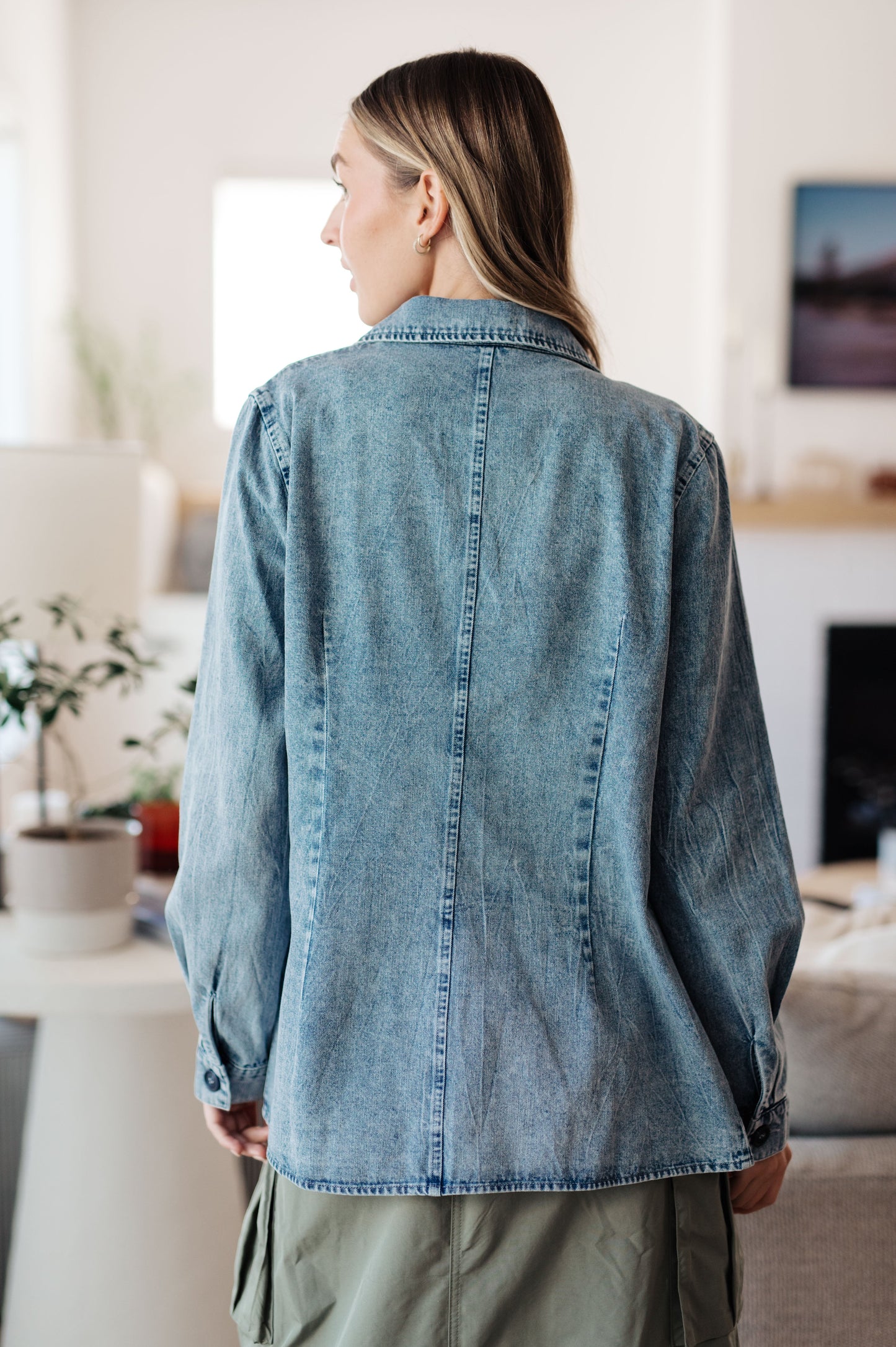 This Business Brunch Denim Blazer is the perfect combination of comfort and style! Crafted from lightweight denim, it features an acid wash and two-button closure, plus notched lapels and contour seaming for a tailored fit. Enjoy the contemporary look and feel with effortless chic! S - 3X