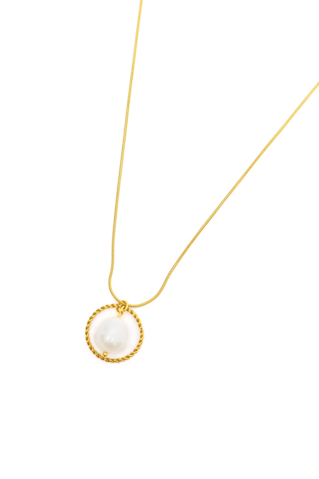 Feel captivated by this timeless Center of the World Pearl Pendant Necklace, crafted with 18k gold-plated stainless steel. Showcasing a free-hanging pearl, this necklace creates an elegant and sophisticated look that will never go out of style. Are you ready to make a lasting impression?
