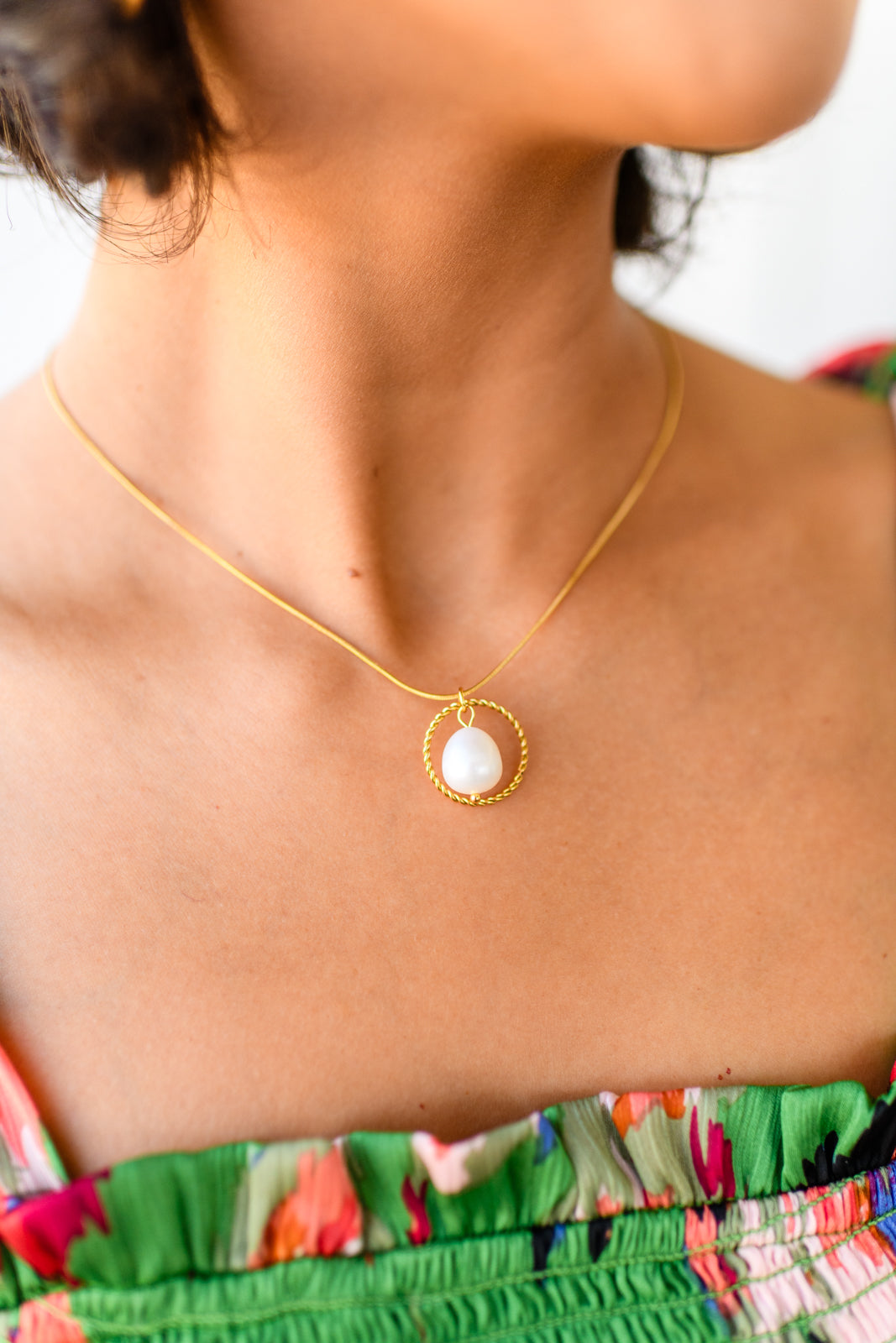 Feel captivated by this timeless Center of the World Pearl Pendant Necklace, crafted with 18k gold-plated stainless steel. Showcasing a free-hanging pearl, this necklace creates an elegant and sophisticated look that will never go out of style. Are you ready to make a lasting impression?