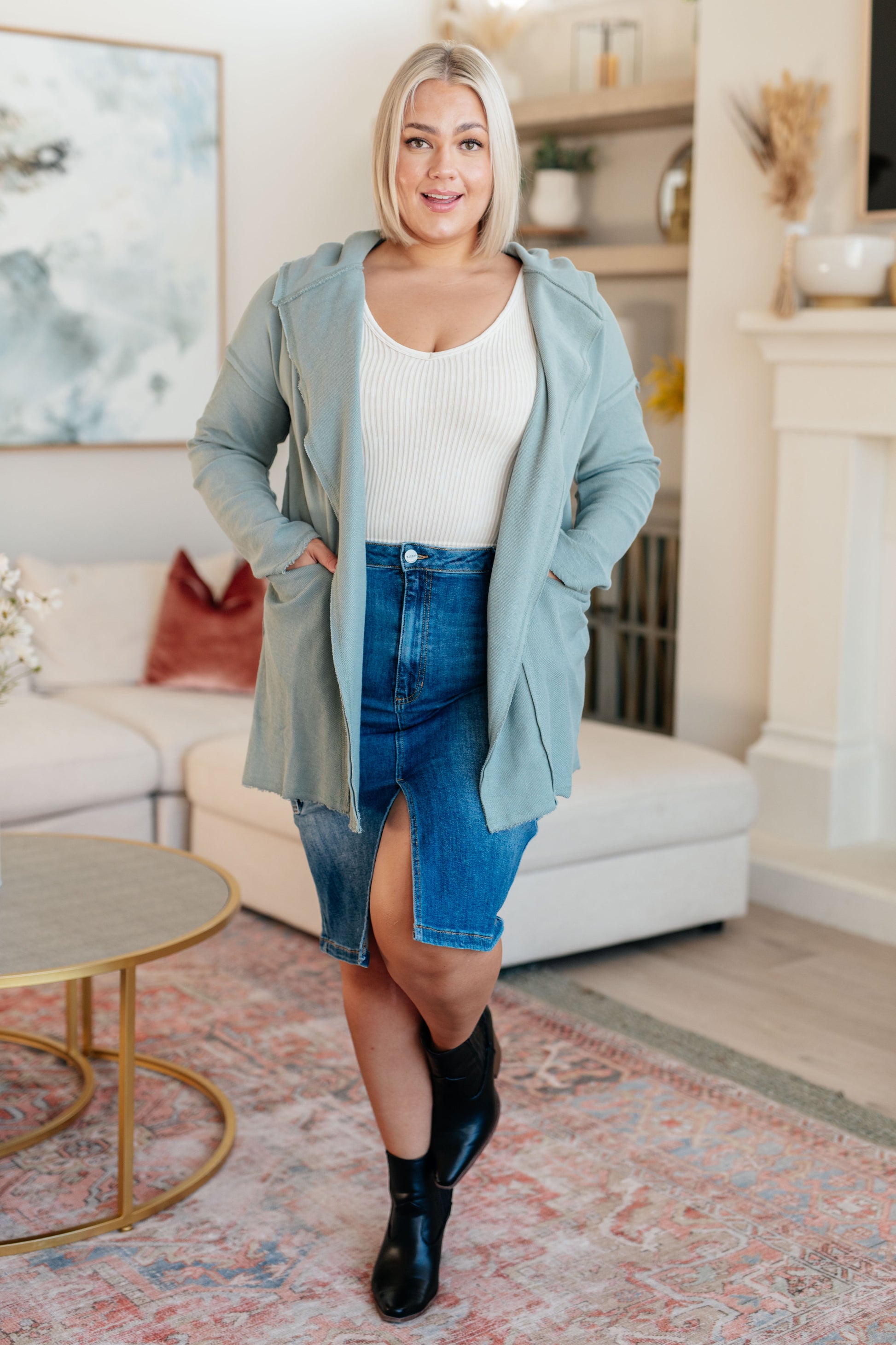 This stylish Always Be There Cargo Denim Skirt is the perfect piece for everyday wear. It's crafted with stretchy medium wash denim for a comfortable fit and extra movement, and features a front slit and cargo pockets for a more dynamic look. Look great and put your most fashionable foot forward! S - 3X