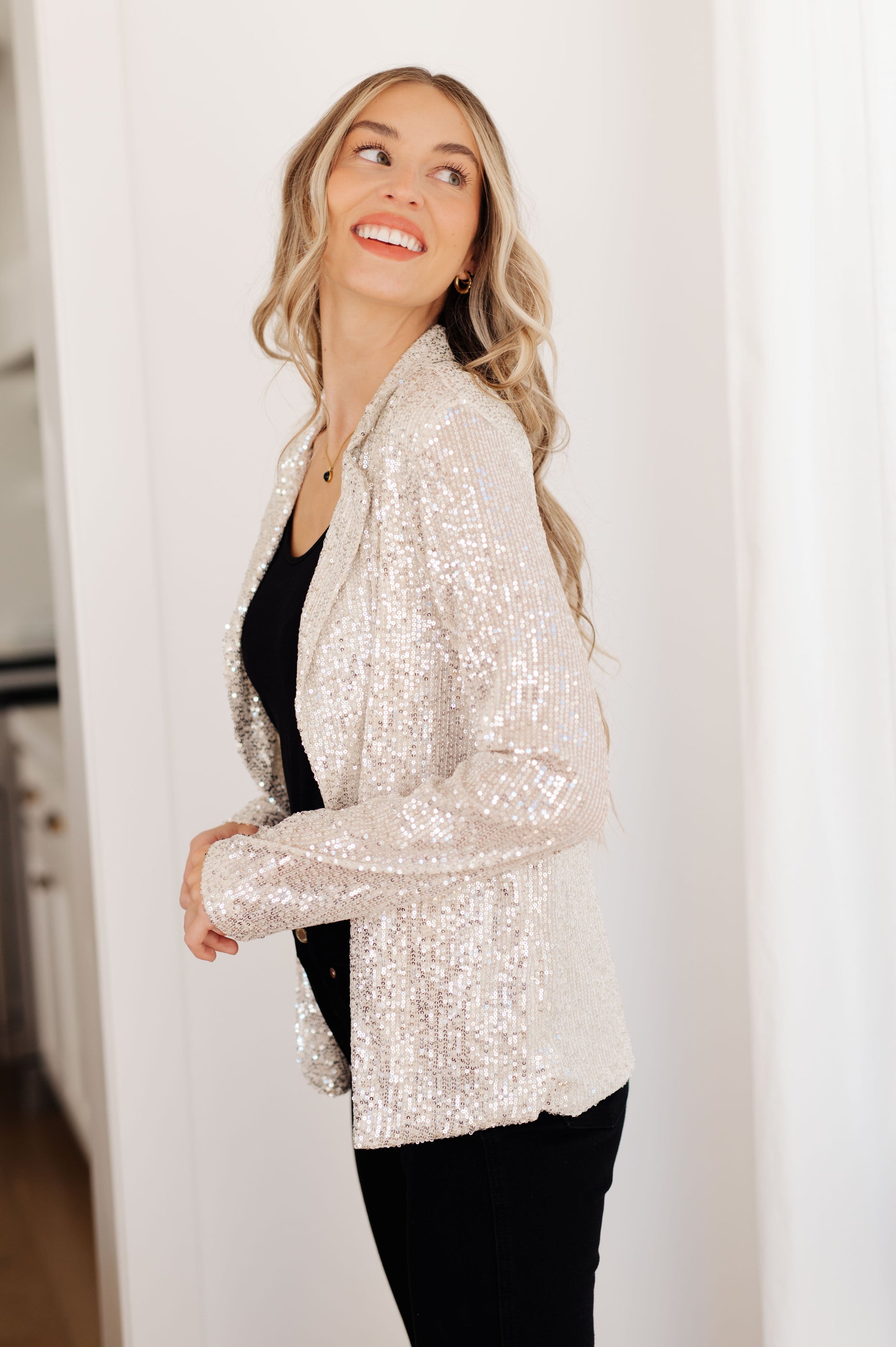 This I Know You're Busy Sequin Blazer will make you a showstopper! Crafted with an all-over silver sequin fabric, this blazer features a notched lapel, pockets, and a relaxed fit. Perfect for a fun evening look! S - 3X