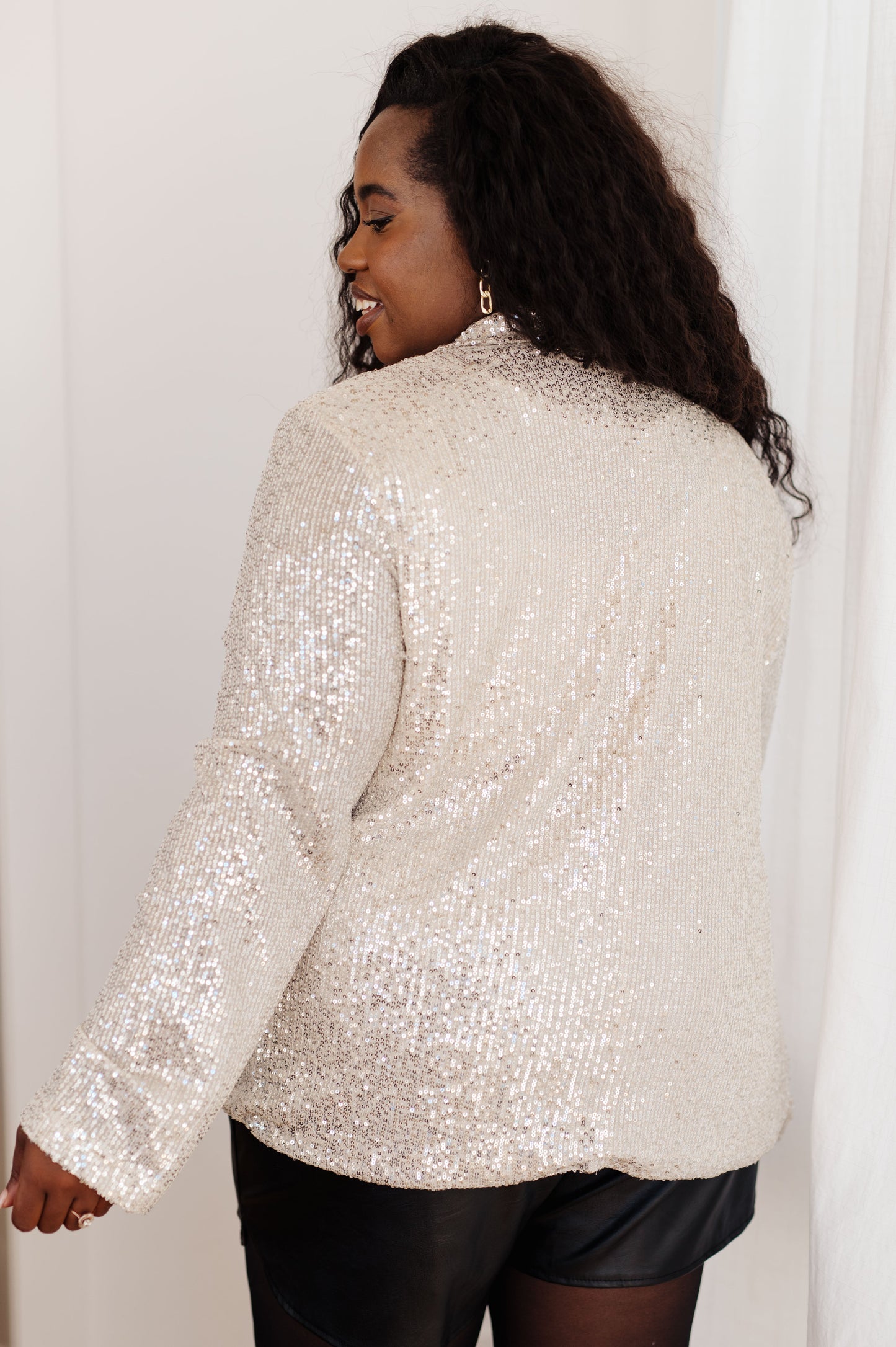 This I Know You're Busy Sequin Blazer will make you a showstopper! Crafted with an all-over silver sequin fabric, this blazer features a notched lapel, pockets, and a relaxed fit. Perfect for a fun evening look! S - 3X