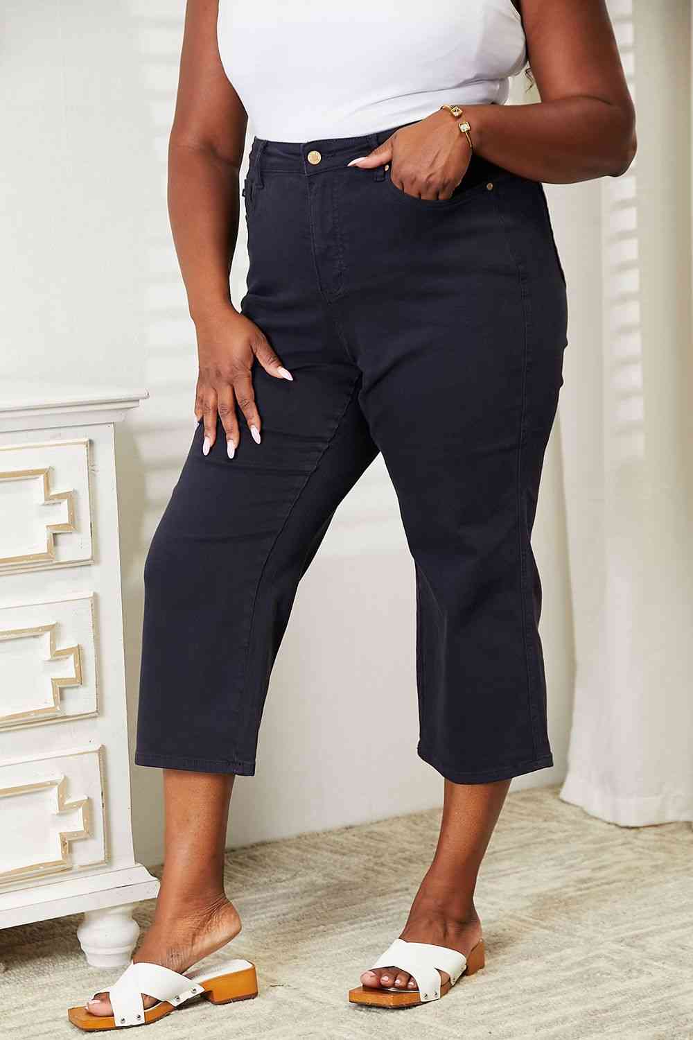 These crop jeans seamlessly combine modern style with body-enhancing features. Engineered with tummy control technology, these jeans provide a slimming effect while offering comfortable support. The high waist design flatters the figure and elongates the silhouette.